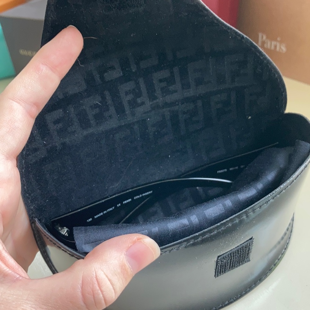 Fendi sunglasses and case - Picture 15 of 15